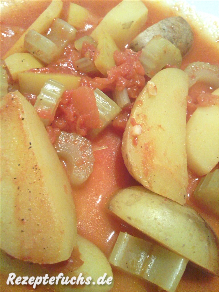 Kartoffeln mit Staudensellerie, Tomaten und Paprika