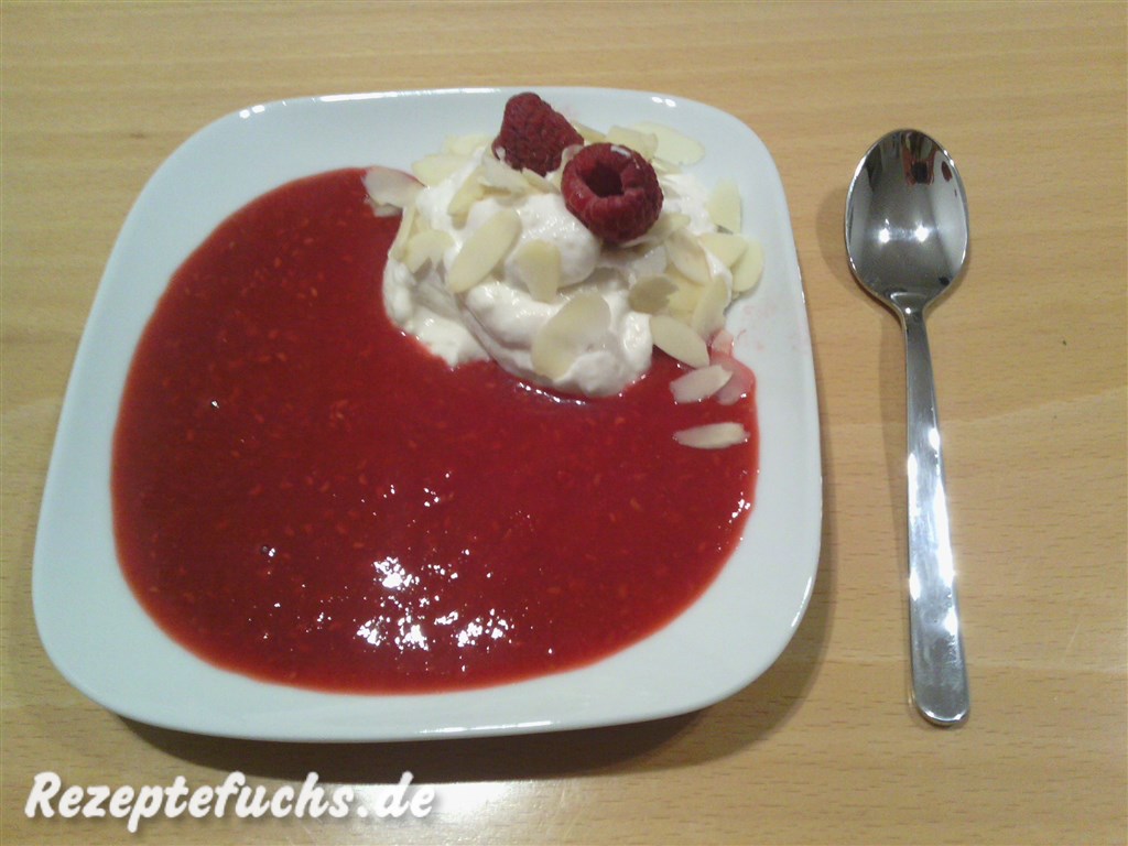 Mandelmousse mit Himbeersoße