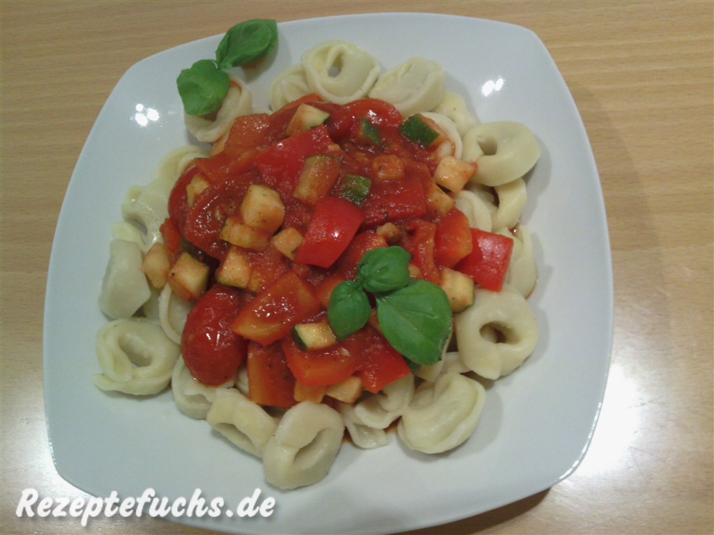 Mediterrane Gemüsesoße mit Tortellini