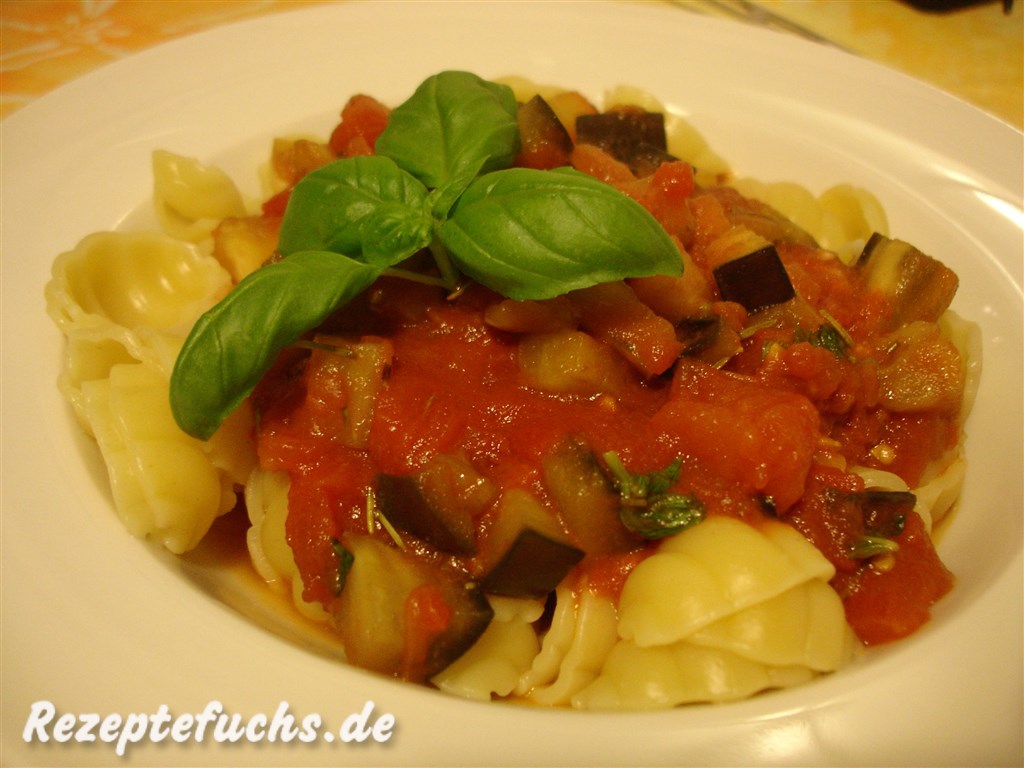 Nudeln mit Auberginen-Tomaten-Pfanne