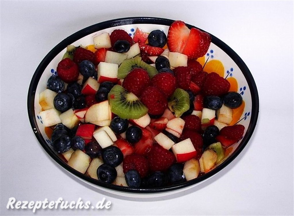 Obstsalat mit Beeren