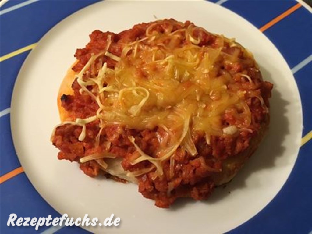 Pizza mit veganer Bolognese und Pizzaschmelz