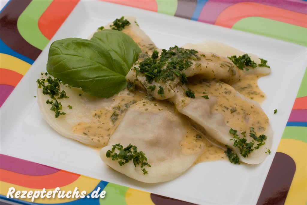 Ravioli mit cremiger Kräutersoße