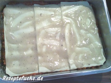 Béchamelsauce, hier für Lasagne