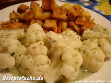 Bratkartoffelwürfel mit Tofu und Blumenkohl