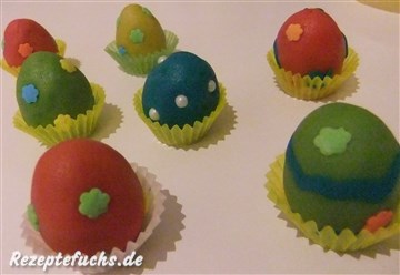 Bunte Ostereier aus Marzipan