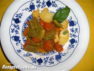 Cherry Tomaten und Schlangenbohnen an Pellkartoffeln