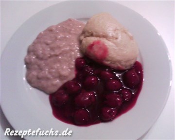 Dampfnudeln mit Vanillesoße und heißen Kirschen