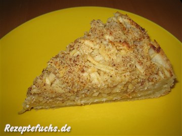 Ein Stück Apfeltorte mit Marzipan