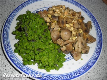 Erbsenpüree mit gebratenen Champignons