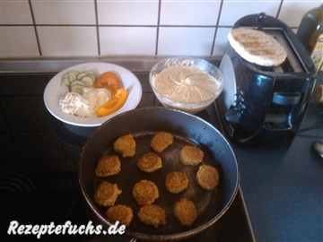 Falafel mit Hummus, Pitabrot und Gemüse