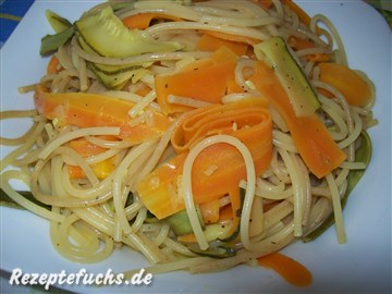 Gemüsespaghetti mit Orangen-Curry-Sauce