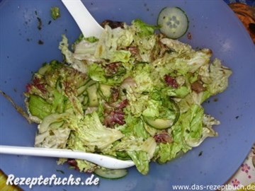 Grüner Salat mit Gurke