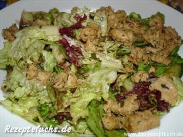 Grüner Salat mit Gurke und Schnetzel