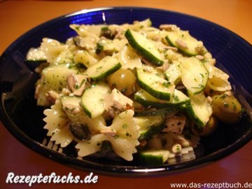 Gurke-Nudel-Salat mit Oliven