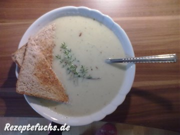 Kohlrabi-Suppe mit Toastbrot