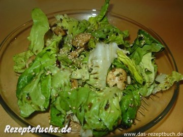 Kopfsalat mit Pilzen und Sesam