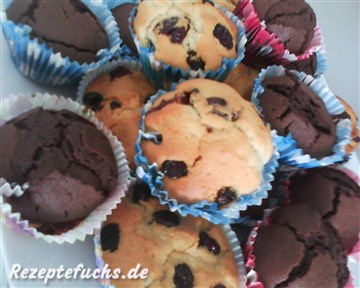 Muffins, hier mit Schokolade bzw. Cranberries.