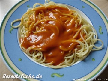 Nudeln mit Tomatenmarksauce