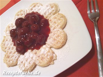 Waffeln mit heißen Kirschen