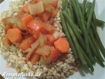 Weizen mit Staudensellerie, Tomaten und Möhren