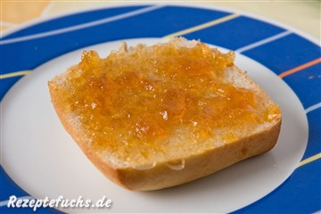 Zierquittenmarmelade auf einem Brötchen