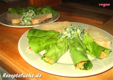 mediterrane Taboulé-Röllchen mit Gurkensalat und Brot